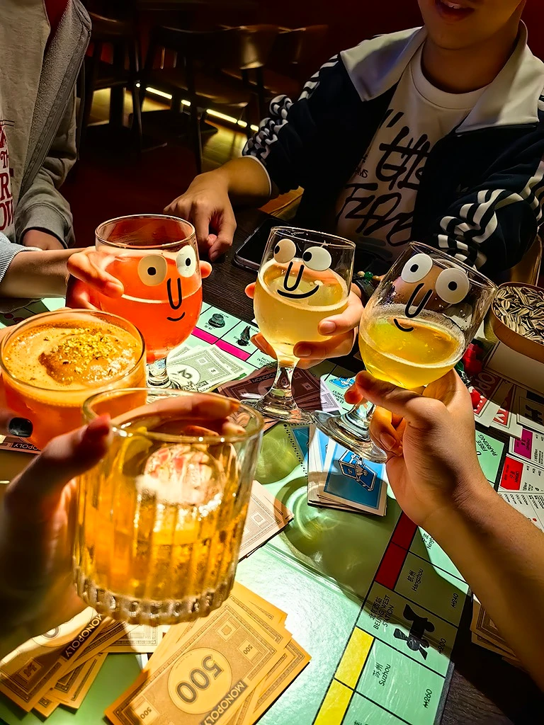 碰杯声里，偷得一宿天真